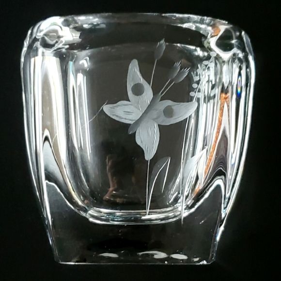 5 1/2" Tall Crystal Butterfly 🦋 Vase - Picture 2 of 13